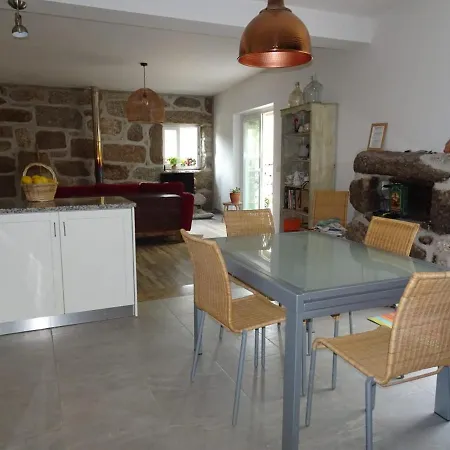 A Casa Com 2 Pereiras