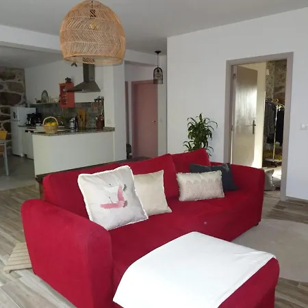 A Casa Com 2 Pereiras