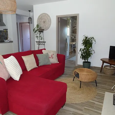 A Casa Com 2 Pereiras Bed and Breakfast