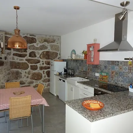 A Casa Com 2 Pereiras Bed & Breakfast
