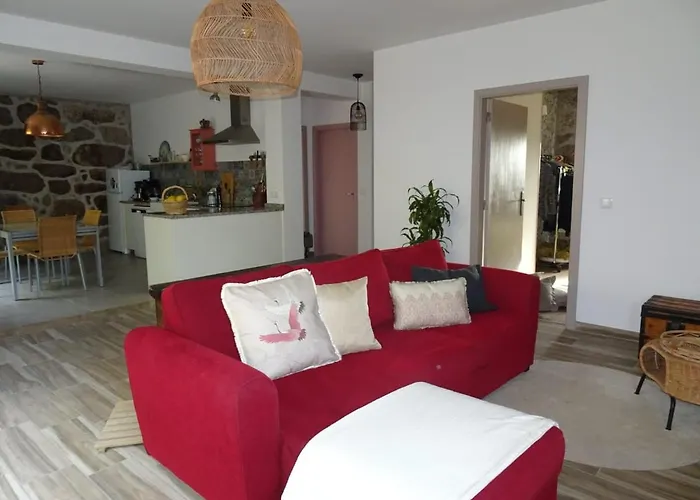 A Casa Com 2 Pereiras