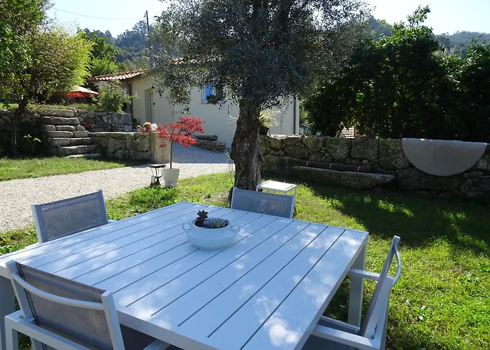 A Casa Com 2 Pereiras