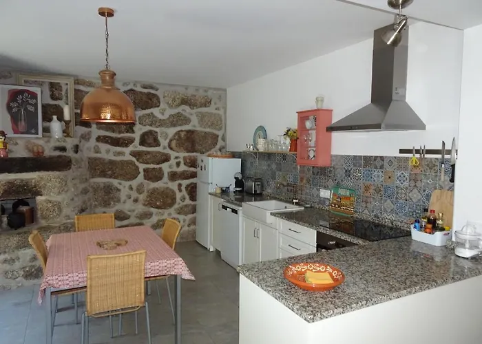 A Casa Com 2 Pereiras B&B